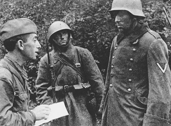 Foto de Single Re-enactor Dressed As German Wehrmacht Infantry Soldier In  World War II Walking In Patrol Through Autumn Forest. WWII WW2 Times. Photo  In Black And White Colors do Stock